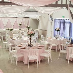 salle de réception mobilier blanc