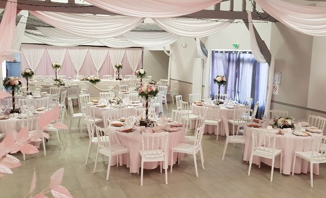 salle de réception mobilier blanc